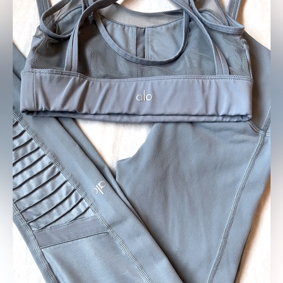 Alo Yoga Moto leggings & matching scope bra in blue haze - Picture 4 of 8